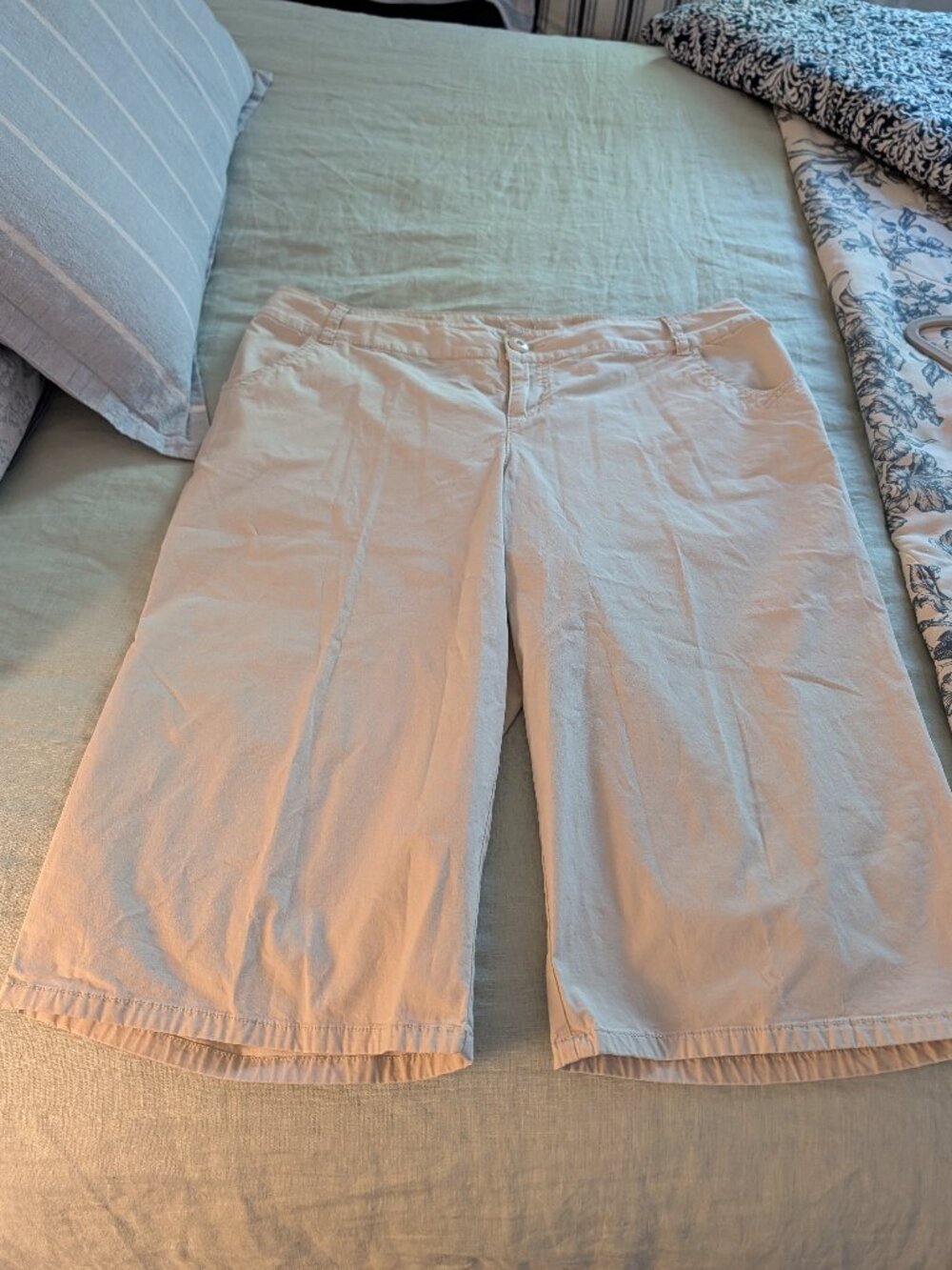 Bermuda shorts light khaki cotton size 14